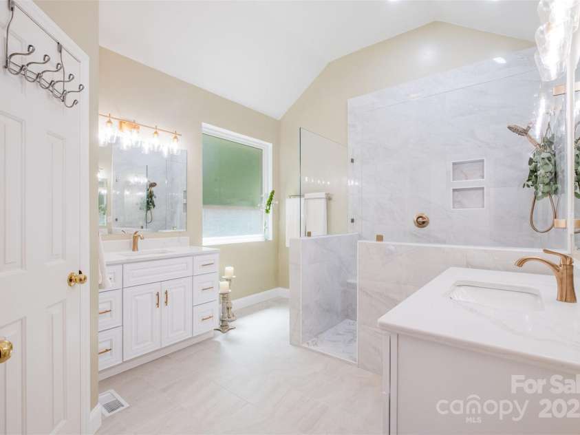 7545 Rabbit Circle, Denver, NC 28037.  MLS# CAR4262948, YatesRealty ID 18582. Primary Bathroom