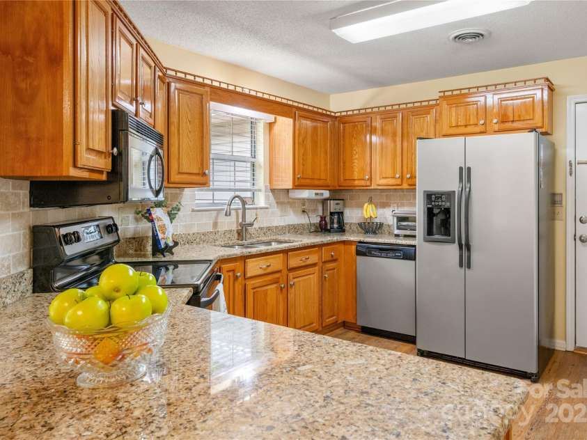 1666 Sam Smith Road, Fort Mill, SC 29708.  MLS# CAR4250464, YatesRealty ID 18586. Granite Countertops