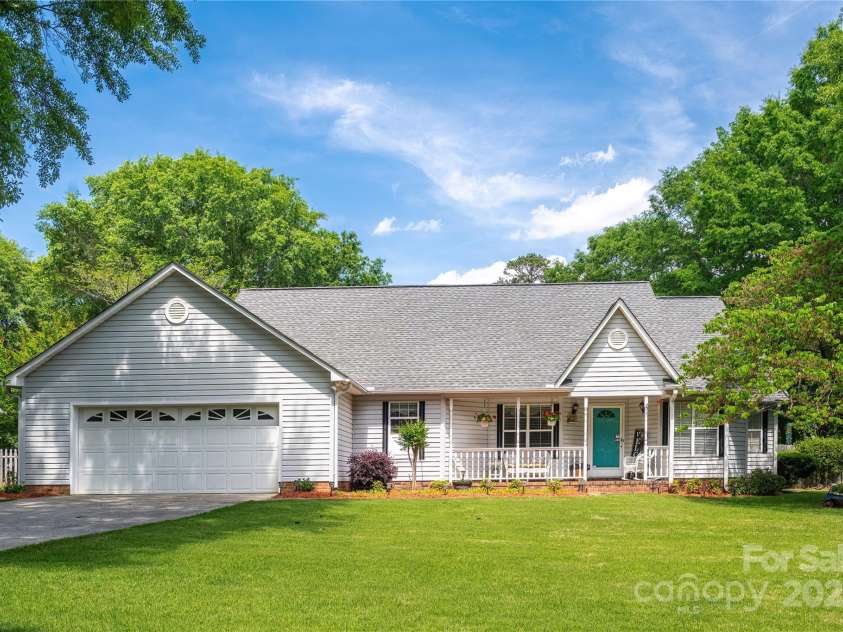 1666 Sam Smith Road, Fort Mill, SC 29708.  MLS# CAR4250464, YatesRealty ID 18586. Welcome to 1666 Sam Smith Road