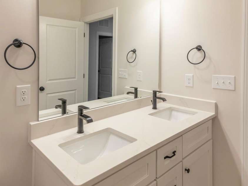 1915 Dove Drive, Charlotte, NC 28214.  MLS# CAR4368896, YatesRealty ID 18586. 
