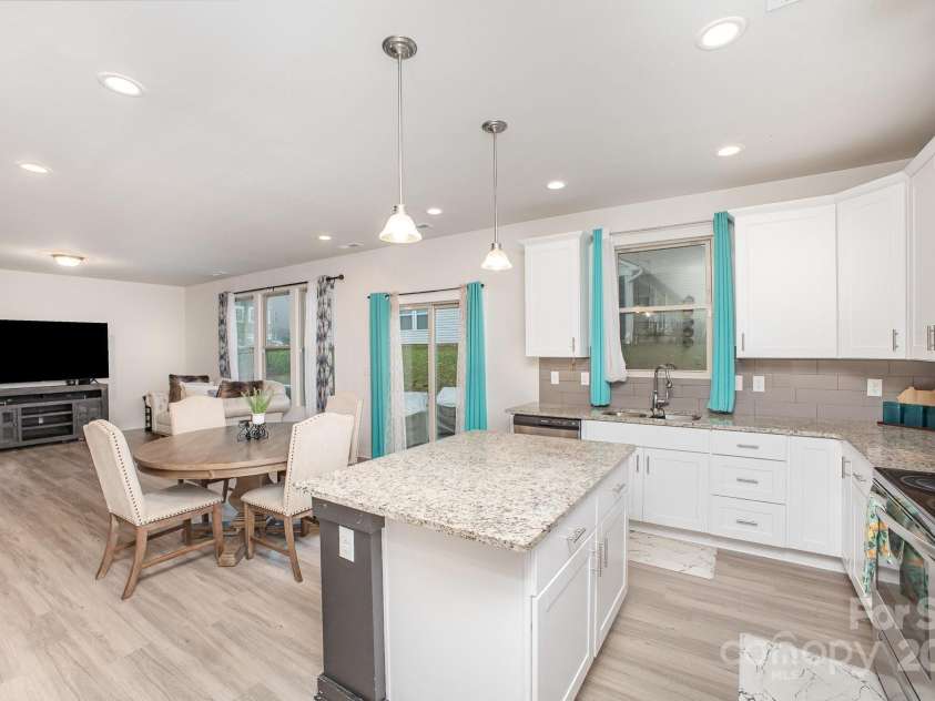 710 Anglin Forest Way, Charlotte, NC 28214.  MLS# CAR4244390, YatesRealty ID 18589. Kitchen/Dining area