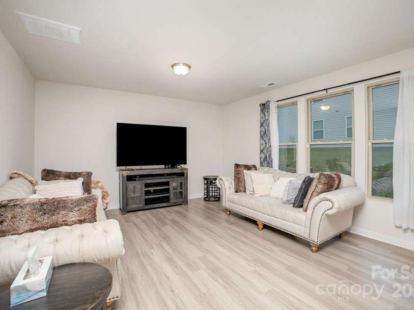 710 Anglin Forest Way, Charlotte, NC 28214.  MLS# CAR4244390, YatesRealty ID 18589. Living Room