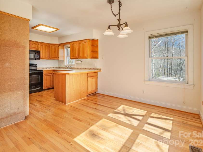 378 Sondley Drive, Asheville, NC 28805.  MLS# CAR4225422, YatesRealty ID 1859. Breakfast nook