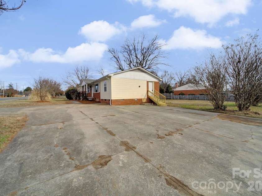 328 Old Concord Road, Salisbury, NC 28144.  MLS# CAR4344941, YatesRealty ID 18592. 