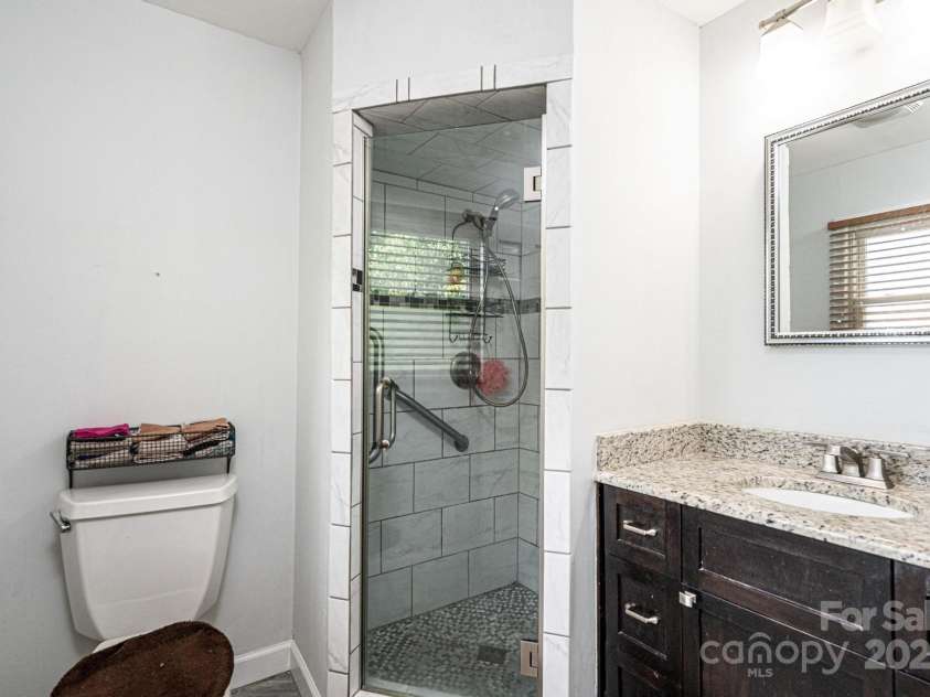 5516 Northwood Drive, Hickory, NC 28601.  MLS# CAR4267699, YatesRealty ID 18592. 