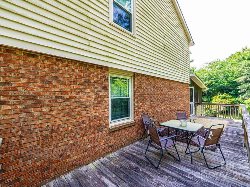5516 Northwood Drive, Hickory, NC 28601.  MLS# CAR4267699, YatesRealty ID 18592. 