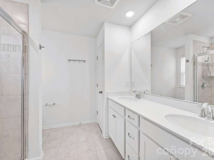 5775 Soft Shell Drive, Lancaster, SC 29720.  MLS# CAR4340561, YatesRealty ID 18593. Deluxe Master Bathroom