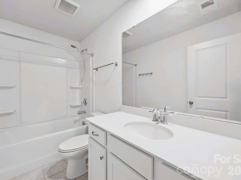 5775 Soft Shell Drive, Lancaster, SC 29720.  MLS# CAR4340561, YatesRealty ID 18593. Upper Hall Full Bath