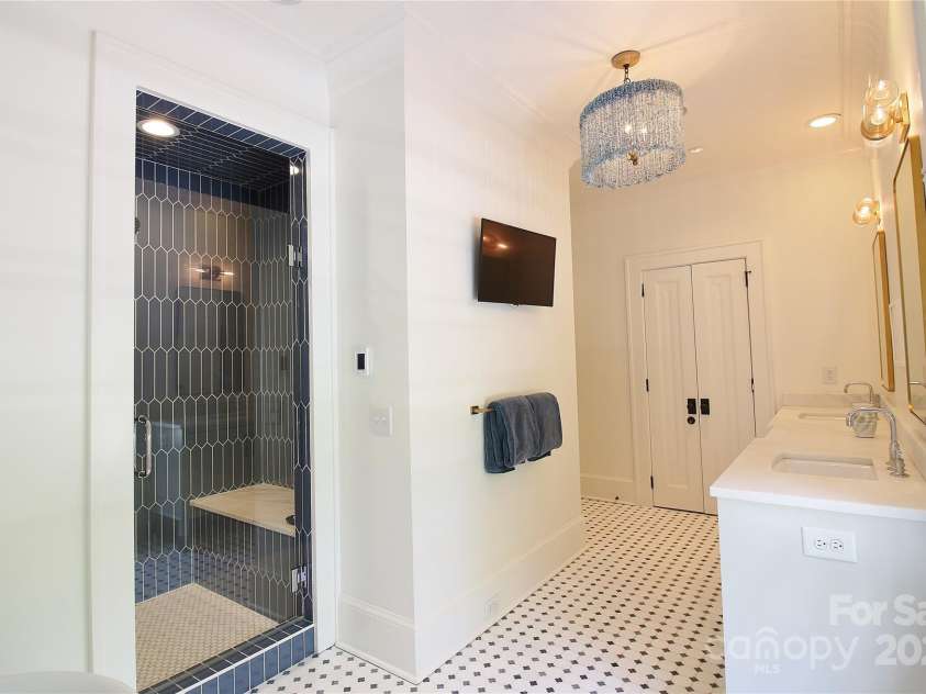 1137 Queens Road, Charlotte, NC 28207.  MLS# CAR4269020, YatesRealty ID 18596. 
