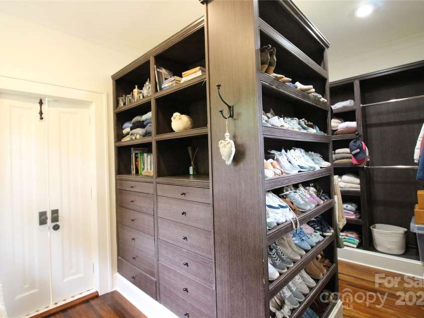 1137 Queens Road, Charlotte, NC 28207.  MLS# CAR4269020, YatesRealty ID 18596. 