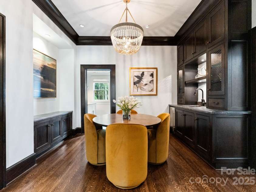 1137 Queens Road, Charlotte, NC 28207.  MLS# CAR4296998, YatesRealty ID 18596. Bar / Entertainment Area