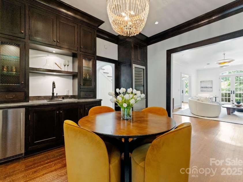 1137 Queens Road, Charlotte, NC 28207.  MLS# CAR4296998, YatesRealty ID 18596. Bar / Entertainment Area