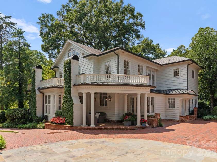 1137 Queens Road, Charlotte, NC 28207.  MLS# CAR4296998, YatesRealty ID 18596. Courtyard Driveway