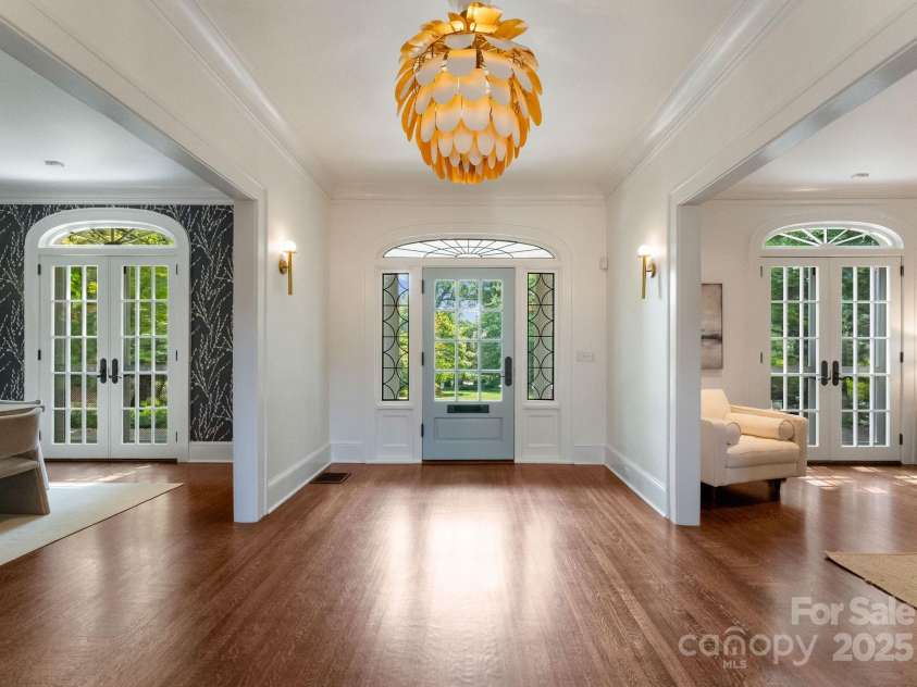 1137 Queens Road, Charlotte, NC 28207.  MLS# CAR4296998, YatesRealty ID 18596. Foyer