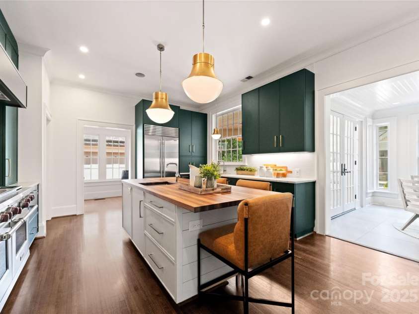 1137 Queens Road, Charlotte, NC 28207.  MLS# CAR4296998, YatesRealty ID 18596. Kitchen