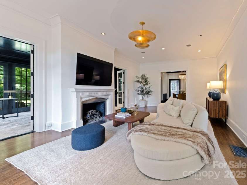 1137 Queens Road, Charlotte, NC 28207.  MLS# CAR4296998, YatesRealty ID 18596. Living Room