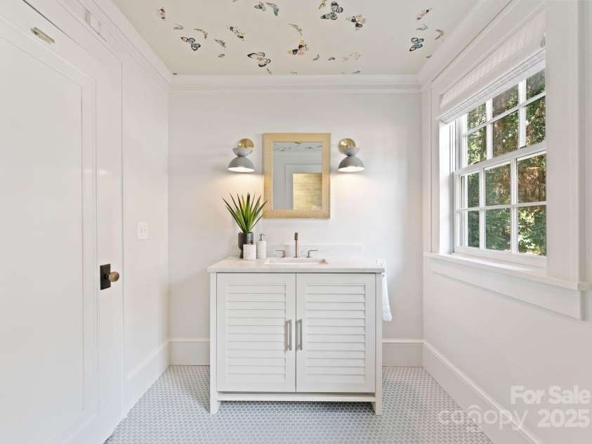 1137 Queens Road, Charlotte, NC 28207.  MLS# CAR4296998, YatesRealty ID 18596. Main-level Bathroom