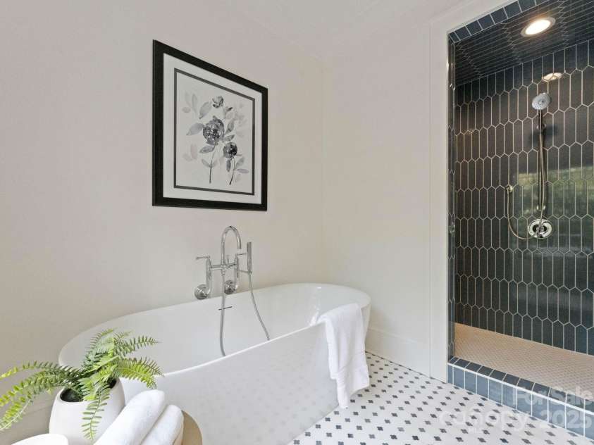 1137 Queens Road, Charlotte, NC 28207.  MLS# CAR4296998, YatesRealty ID 18596. Primary Bathroom