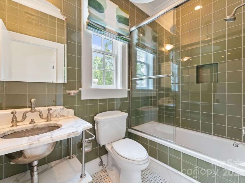 1137 Queens Road, Charlotte, NC 28207.  MLS# CAR4296998, YatesRealty ID 18596. Second Floor En Suite Bathroom 2