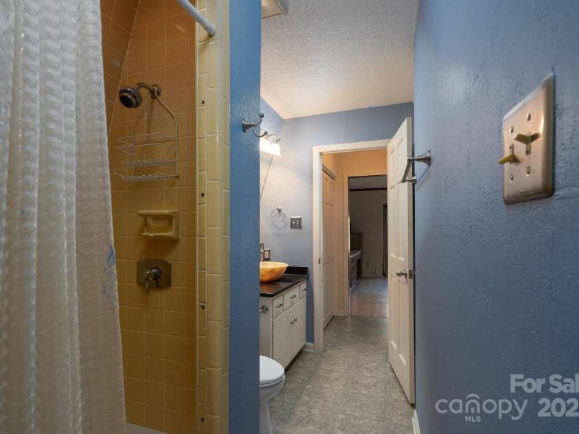 758 Williamsburg Drive, Concord, NC 28025.  MLS# CAR4248248, YatesRealty ID 18597. Full Bath