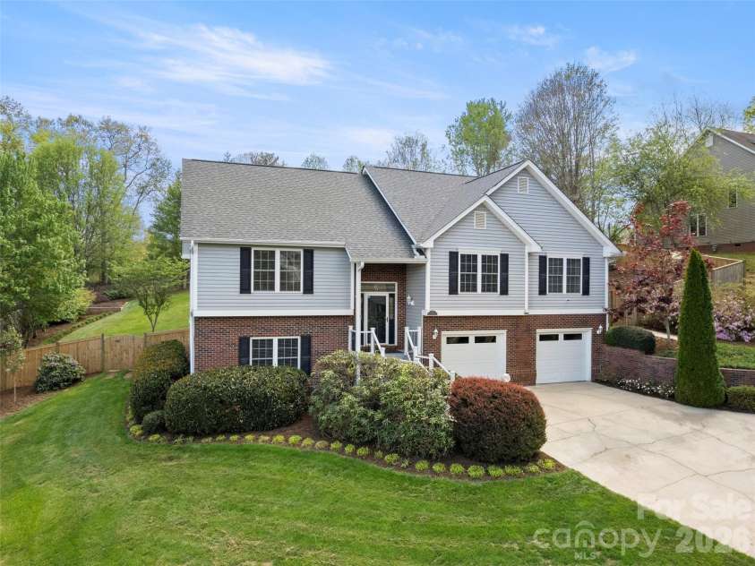 36 Ashley Woods Drive, Arden, NC 28704.  MLS# CAR4370247, YatesRealty ID 18598. 