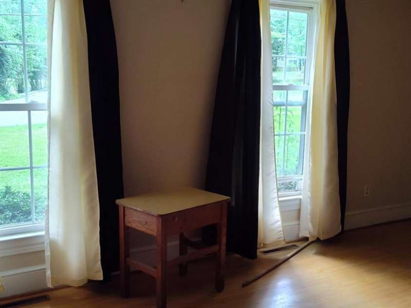 910 Parham Street, Henderson, NC 27536.  MLS# CAR4259921, YatesRealty ID 186. 