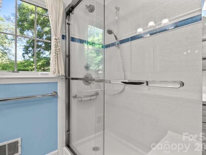 5335 Lansing Drive, Charlotte, NC 28270.  MLS# CAR4366820, YatesRealty ID 18600. 