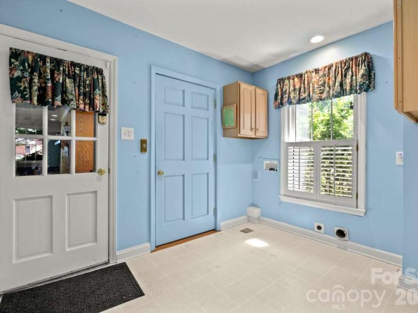 5335 Lansing Drive, Charlotte, NC 28270.  MLS# CAR4366820, YatesRealty ID 18600. 