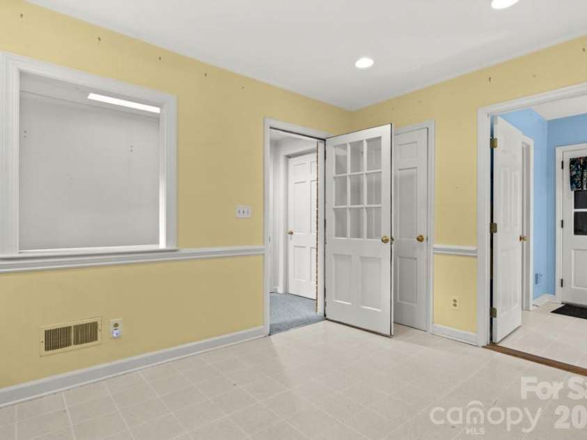 5335 Lansing Drive, Charlotte, NC 28270.  MLS# CAR4366820, YatesRealty ID 18600. 