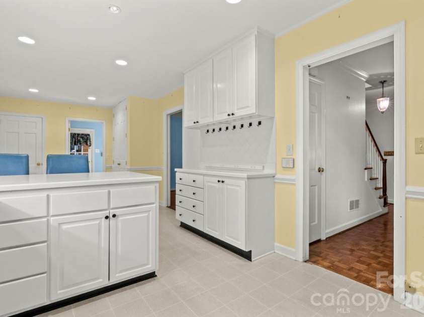 5335 Lansing Drive, Charlotte, NC 28270.  MLS# CAR4366820, YatesRealty ID 18600. 