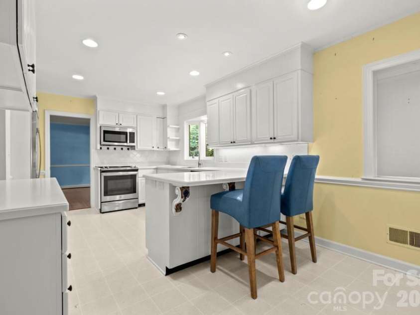 5335 Lansing Drive, Charlotte, NC 28270.  MLS# CAR4366820, YatesRealty ID 18600. 