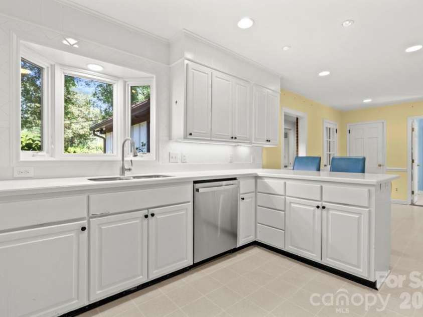 5335 Lansing Drive, Charlotte, NC 28270.  MLS# CAR4366820, YatesRealty ID 18600. 