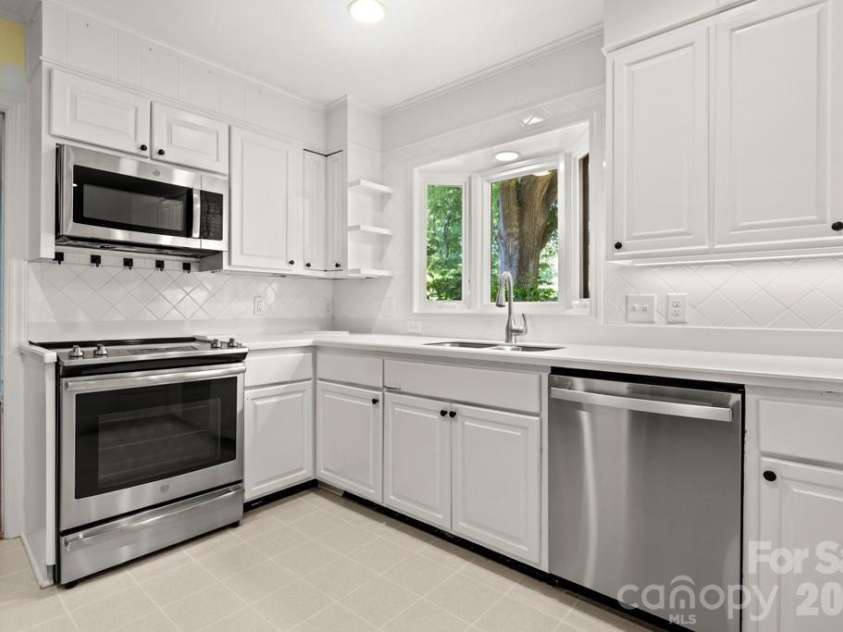 5335 Lansing Drive, Charlotte, NC 28270.  MLS# CAR4366820, YatesRealty ID 18600. 