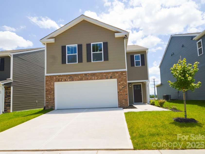 40 Lillian Lane, Hendersonville, NC 28792.  MLS# CAR4269512, YatesRealty ID 18601. 