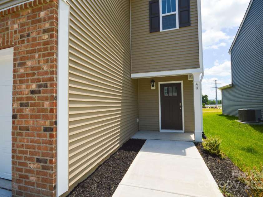 40 Lillian Lane, Hendersonville, NC 28792.  MLS# CAR4269512, YatesRealty ID 18601. 