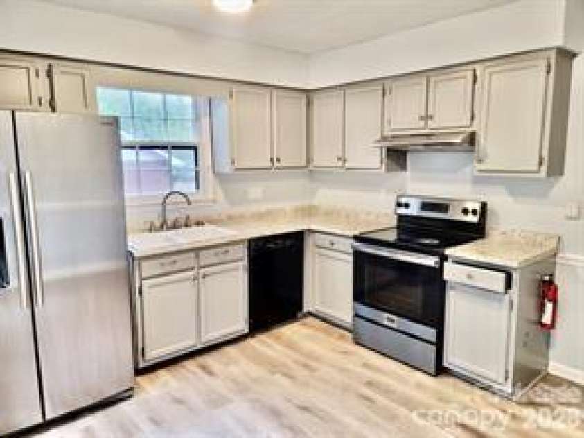 6414 Rockshire Drive, Charlotte, NC 28227.  MLS# CAR4359520, YatesRealty ID 18601. 