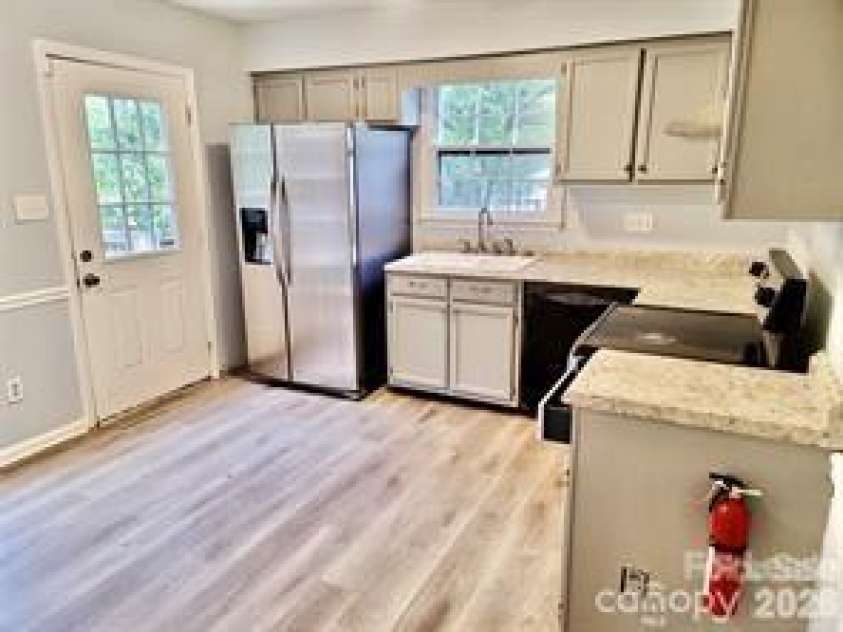 6414 Rockshire Drive, Charlotte, NC 28227.  MLS# CAR4359520, YatesRealty ID 18601. 