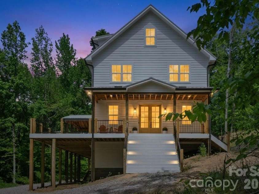 1321 Gateshead Lane, Matthews, NC 28105.  MLS# CAR4376384, YatesRealty ID 18604. 