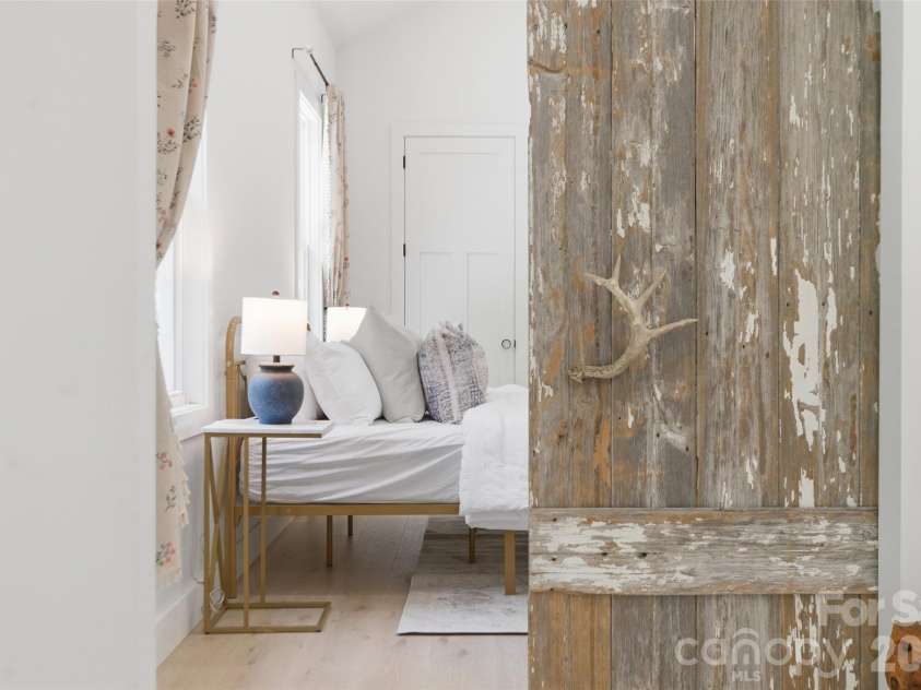 1321 Gateshead Lane, Matthews, NC 28105.  MLS# CAR4376384, YatesRealty ID 18604. Customizable door