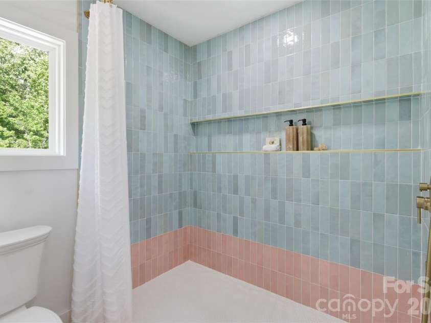 1321 Gateshead Lane, Matthews, NC 28105.  MLS# CAR4376384, YatesRealty ID 18604. Customizable Full Bath