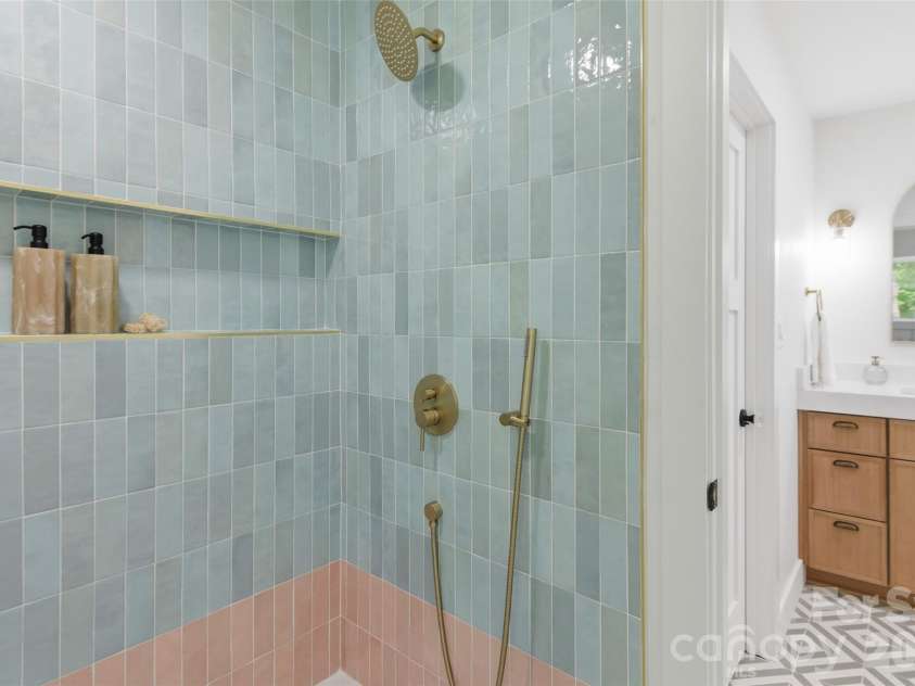 1321 Gateshead Lane, Matthews, NC 28105.  MLS# CAR4376384, YatesRealty ID 18604. Customizable Full Bath