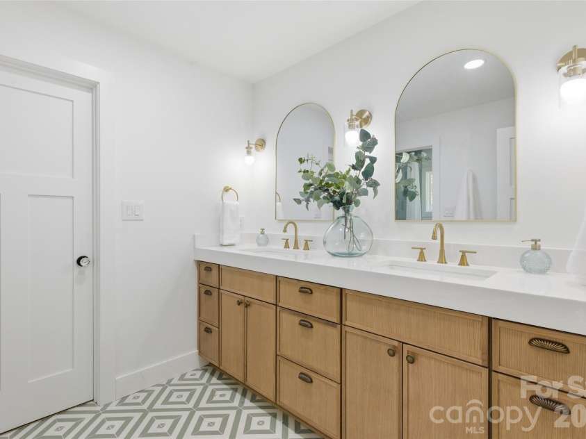 1321 Gateshead Lane, Matthews, NC 28105.  MLS# CAR4376384, YatesRealty ID 18604. Customizable Full Bath
