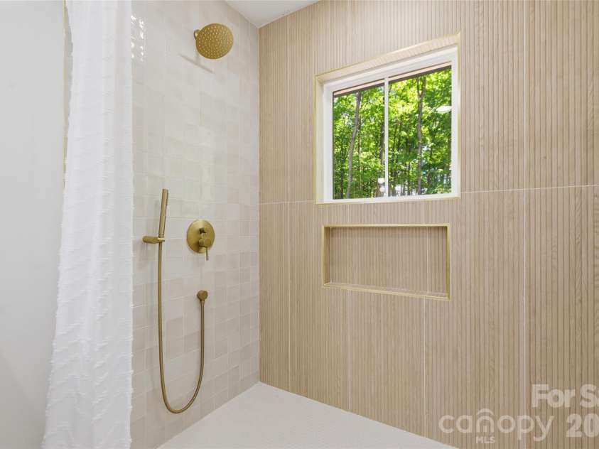 1321 Gateshead Lane, Matthews, NC 28105.  MLS# CAR4376384, YatesRealty ID 18604. Customizable Full Bath