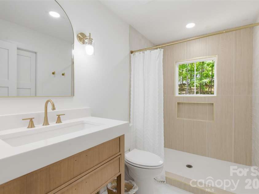 1321 Gateshead Lane, Matthews, NC 28105.  MLS# CAR4376384, YatesRealty ID 18604. Customizable Full Bath