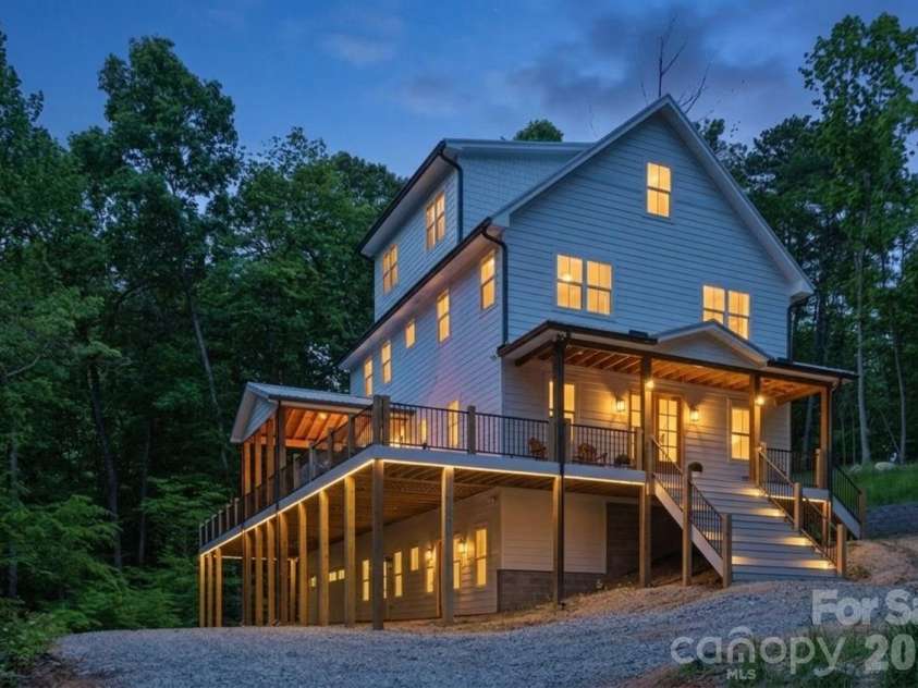 1325 Gateshead Lane, Matthews, NC 28105.  MLS# CAR4376786, YatesRealty ID 18605. 