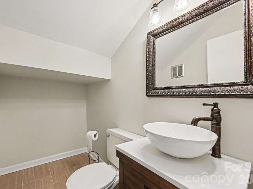 5947 Quail Hollow Road, Charlotte, NC 28210.  MLS# CAR4340931, YatesRealty ID 18607. 