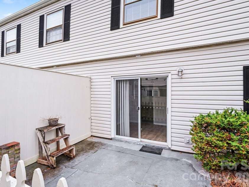 5947 Quail Hollow Road, Charlotte, NC 28210.  MLS# CAR4340931, YatesRealty ID 18607. 