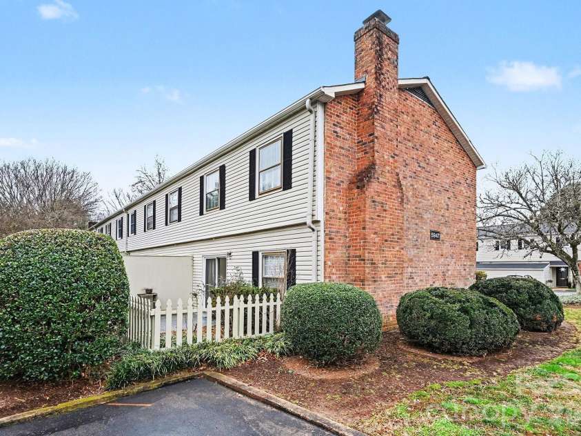 5947 Quail Hollow Road, Charlotte, NC 28210.  MLS# CAR4340931, YatesRealty ID 18607. 