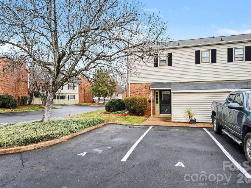 5947 Quail Hollow Road, Charlotte, NC 28210.  MLS# CAR4340931, YatesRealty ID 18607. 
