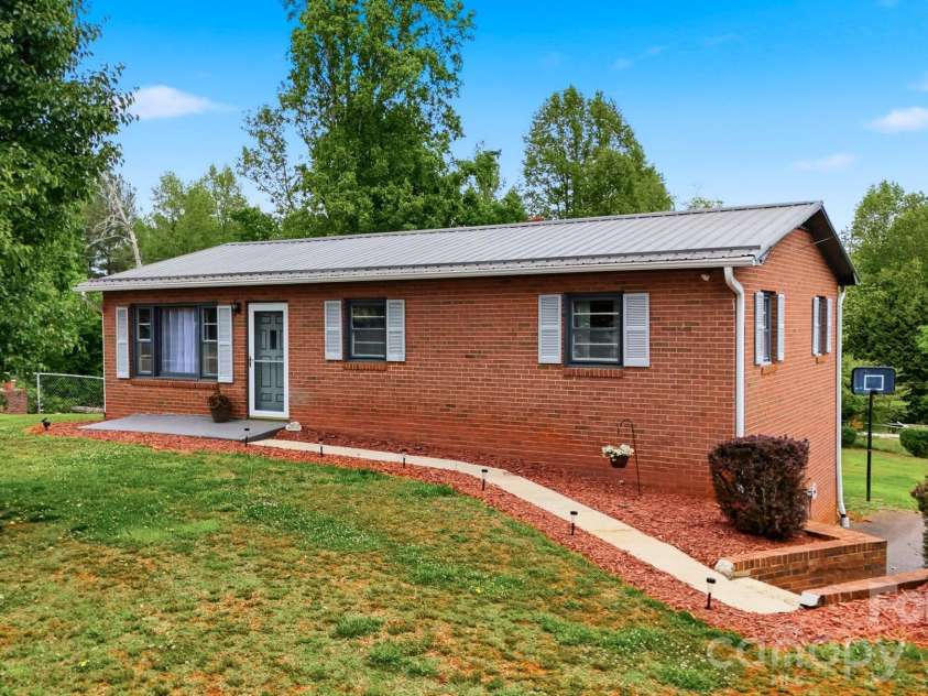 2532 Old Trenton Place, Lenoir, NC 28645.  MLS# CAR4374761, YatesRealty ID 18609. 